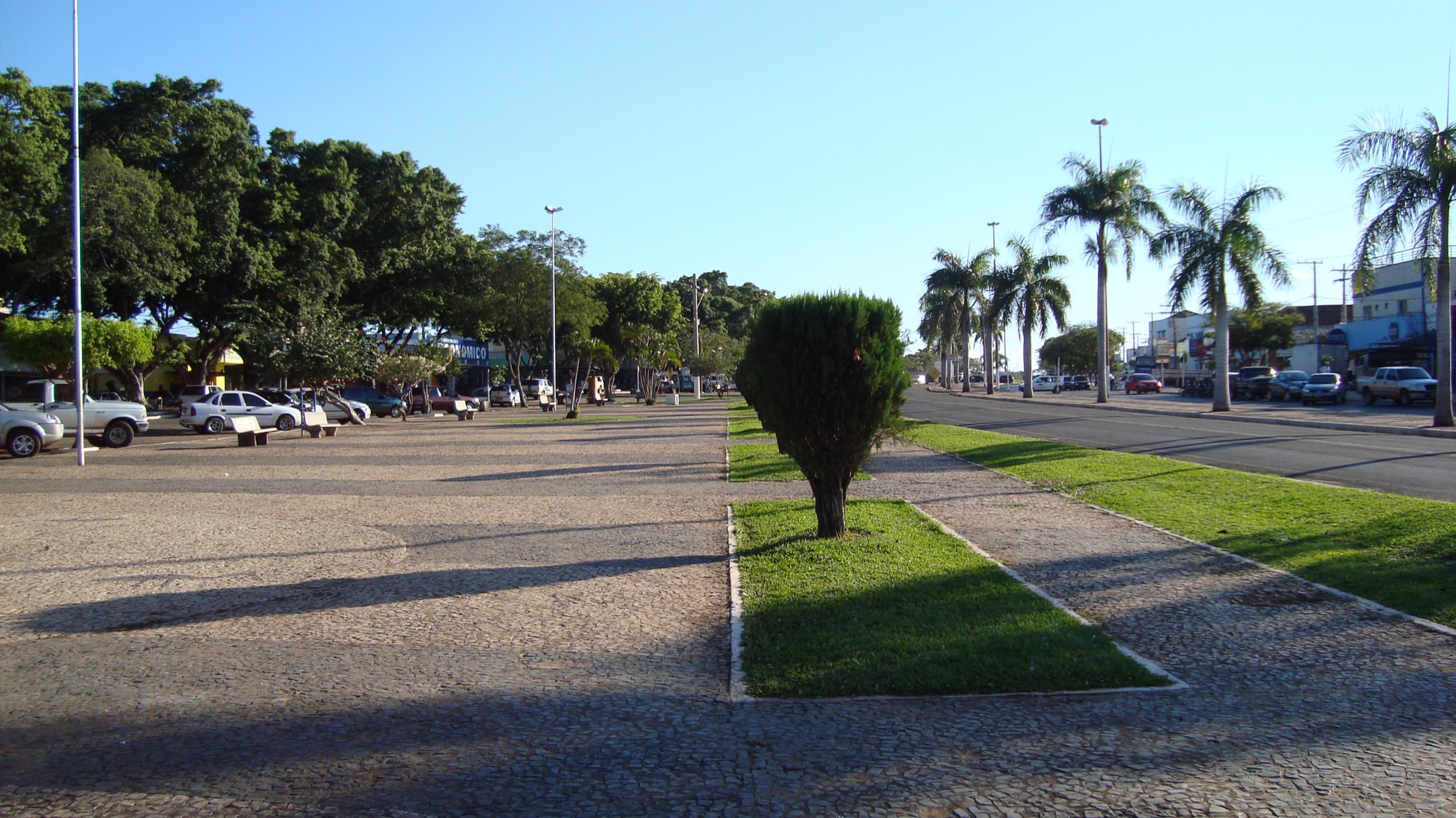 Praça no centro urbano de Jardim